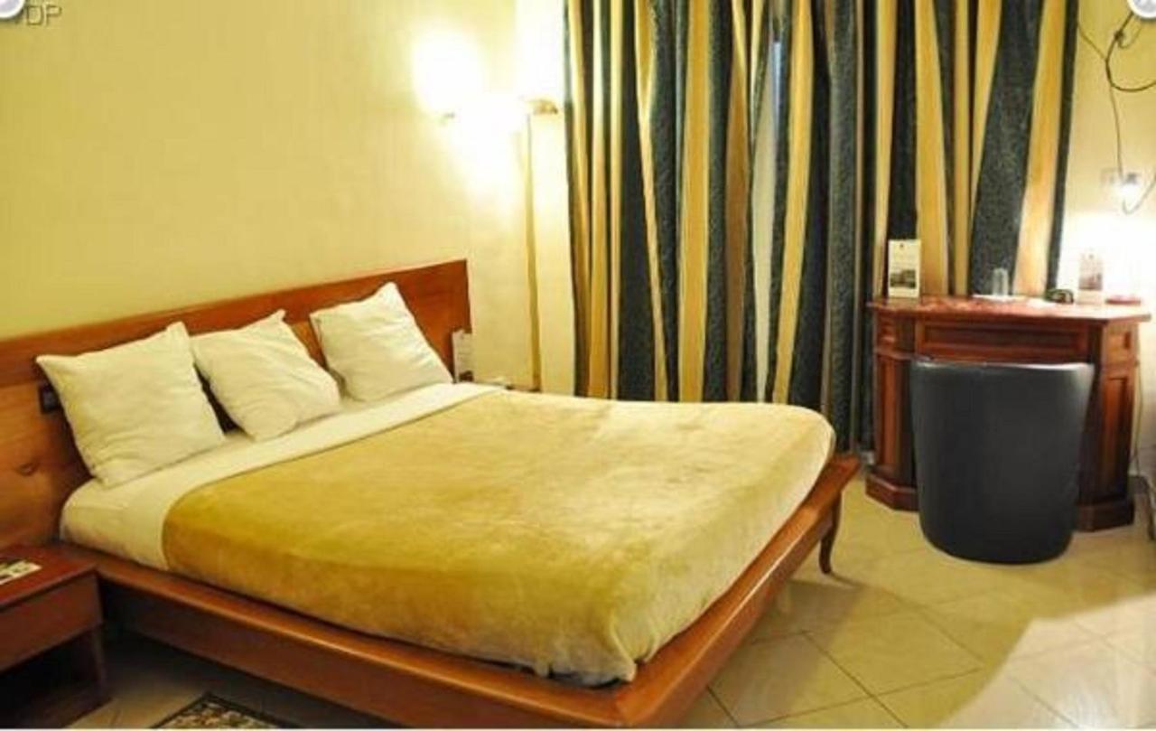 Hotel Vallee Des Princes Douala Ngoại thất bức ảnh